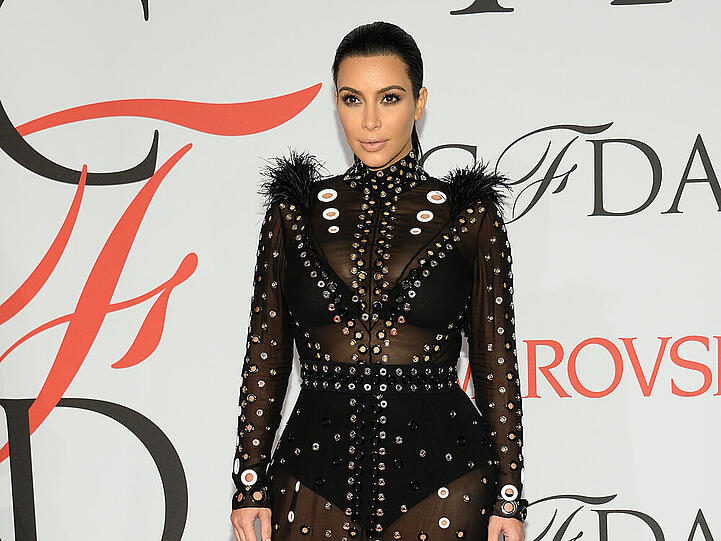 Noch zeichnet sich der Babybauch unter dem transparenten Dress nicht ab