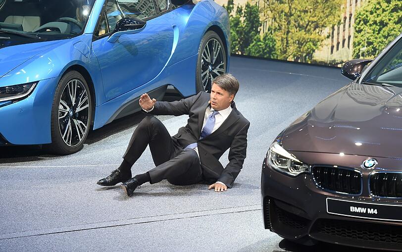 Schock bei der IAA Frankfurt: BMW-Chef Harald Krüger bricht mitten während seiner Rede zusammen.
