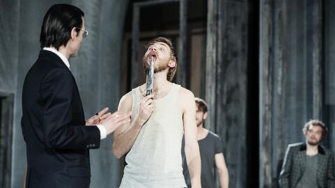 Oliver Möller als Anwalt Luschin, der fabelhafte Paul Behren in der Rolle des Raskolnikow sowie Jakob Geßner und Moritz Kienemann als dessen Freunde (von links), die sich in Christian Stückls Bühnenadaption von &bdquo;Schuld und Sühne&ldquo; eine Studentenbude teilen.