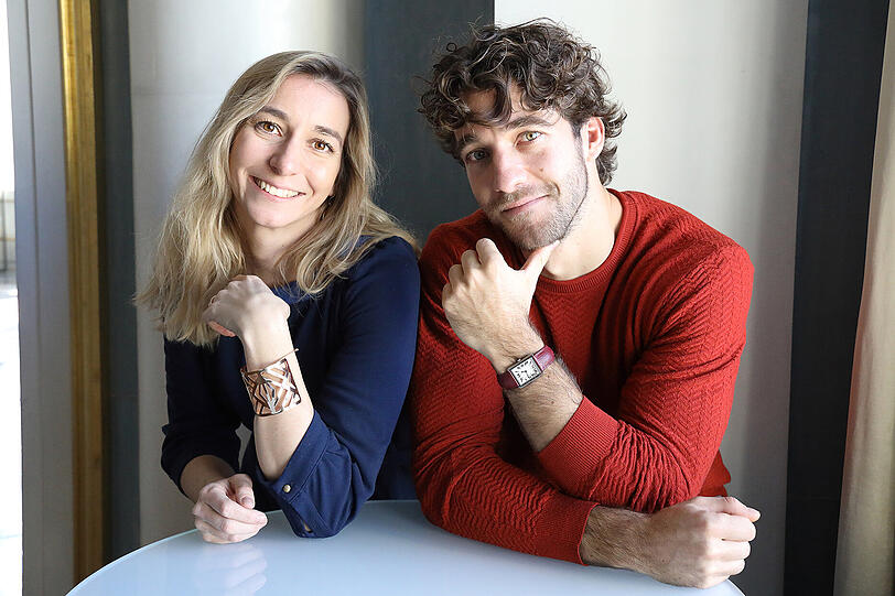 Die Hornistin Milena Viotti mit ihrem Bruder, dem Dirigenten Lorenzo Viotti, im Foyer des Nationaltheaters.