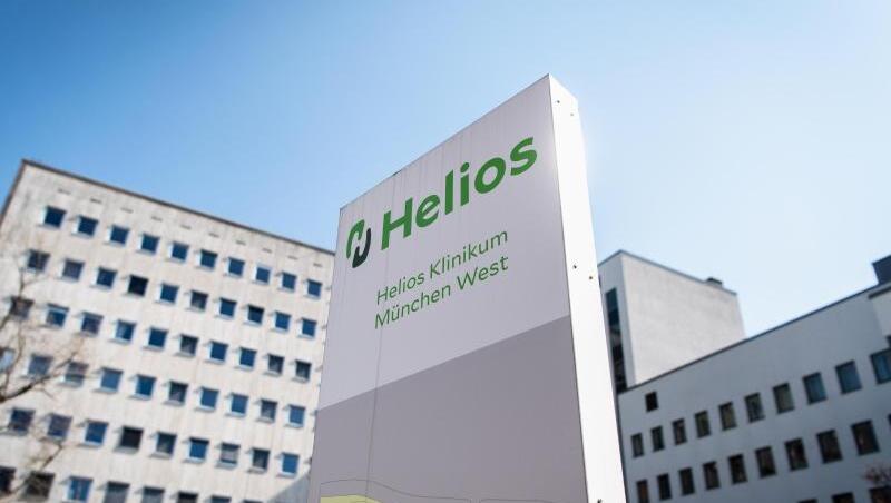 Ein Schild mit der Aufschrift "Helios Klinikum München West". Ein Schild mit der Aufschrift "Helios Klinikum München West".