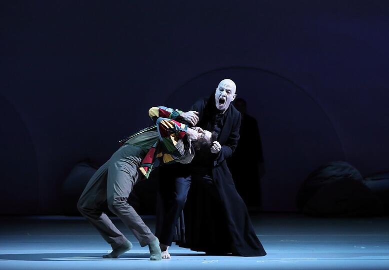 . Erwin Windegger als Knopfgießer (rechts) und Alexander Hille in der Rolle des Peer Gynt.