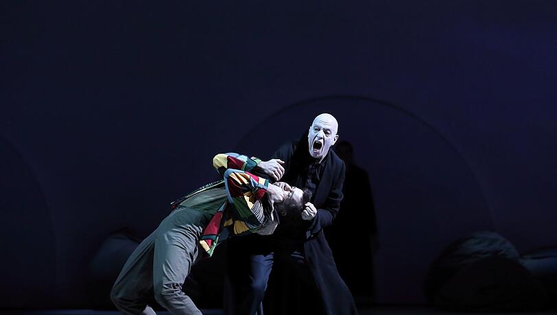 . Erwin Windegger als Knopfgießer (rechts) und Alexander Hille in der Rolle des Peer Gynt. . Erwin Windegger als Knopfgießer (rechts) und Alexander Hille in der Rolle des Peer Gynt.