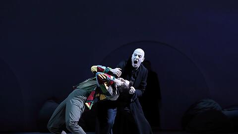 . Erwin Windegger als Knopfgießer (rechts) und Alexander Hille in der Rolle des Peer Gynt.