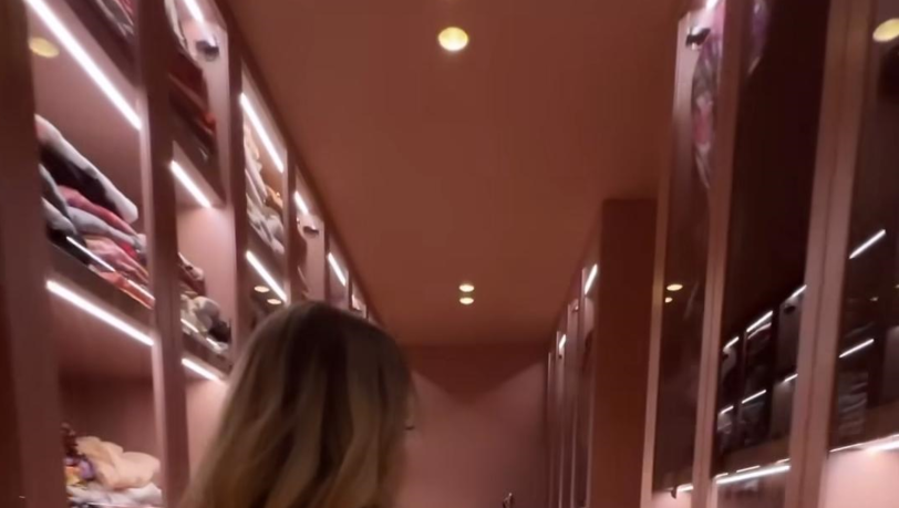 Cathy Hummels gibt einen kleinen Einblick in ihr Ankleide-Zimmer. Cathy Hummels gibt einen kleinen Einblick in ihr Ankleide-Zimmer.