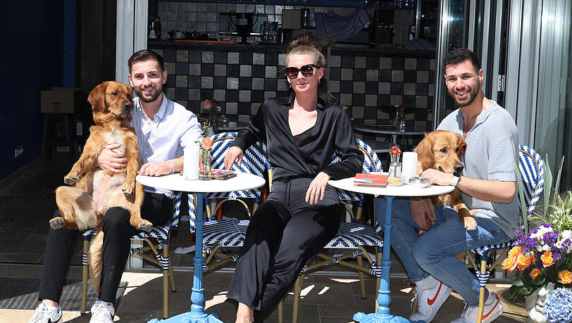 Ein sympathisches Rudel (v.l.): Nikola Stepanovic (29) Caro Iezzi (25) und Hakan Gürbüz (27) mit den beiden Hunden Pera und Iva vor ihrem nagelneuen Café im Glockenbachviertel. Hier gibt's Frühstück, Snacks und kühle Drinks.