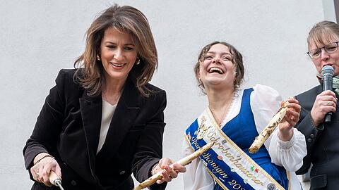 Michaela Kaniber, (l, CSU) Staatsministerin f&uuml;r Ern&auml;hrung, Landwirtschaft und Forsten, und Franziska Schweiger, amtierende Spargelk&ouml;nigin 2025/2026, er&ouml;ffnen auf dem Viktualienmarkt die Spargelsaison.
