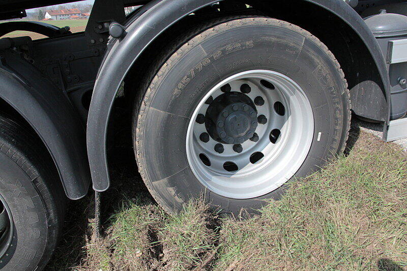 Weil sich der Verkehr an der Unfallstelle staute, wollte dieser Lastwagenfahrer wenden und blieb mit seinem 12-Tonner stecken.