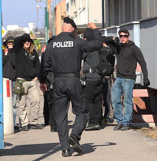 An Info-Ständen einer Bürgerinitiative aus dem politisch rechten Spektrum kam es am Samstag zu mehreren Ausschreitungen, bei denen die Polizei eingreifen musste - die Bilder.