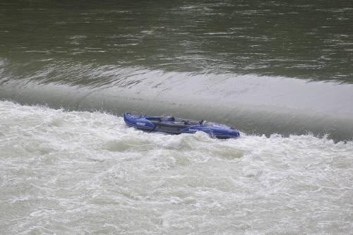 Ein Schlauchboot hängt an einem Wehr auf der Isar (Symbolbild)