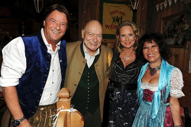 Radio Gong Wiesn im Weinzelt - so feiern die Promis am Mittwoch: Steffen Kuchenreuther und Frau Soo-Leng, Georg und Martina Dingler