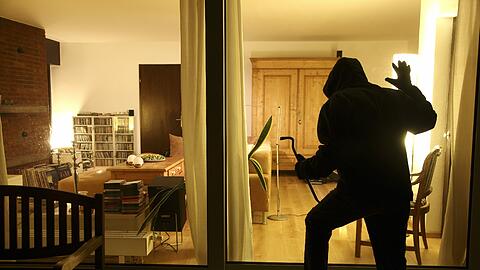 Am helllichten Tag räumte ein Einbrecher eine Wohnung aus - die Bewohner saßen auf der Terrasse.