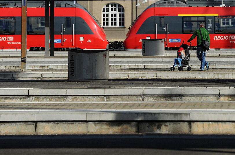 Gestrandet: Ein Mann wartet mit seinem Kind an einem Bahnsteig des Münchner Hauptbahnhofs.