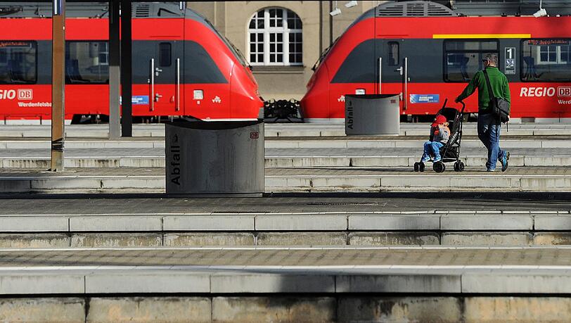 Gestrandet: Ein Mann wartet mit seinem Kind an einem Bahnsteig des Münchner Hauptbahnhofs. Gestrandet: Ein Mann wartet mit seinem Kind an einem Bahnsteig des Münchner Hauptbahnhofs.