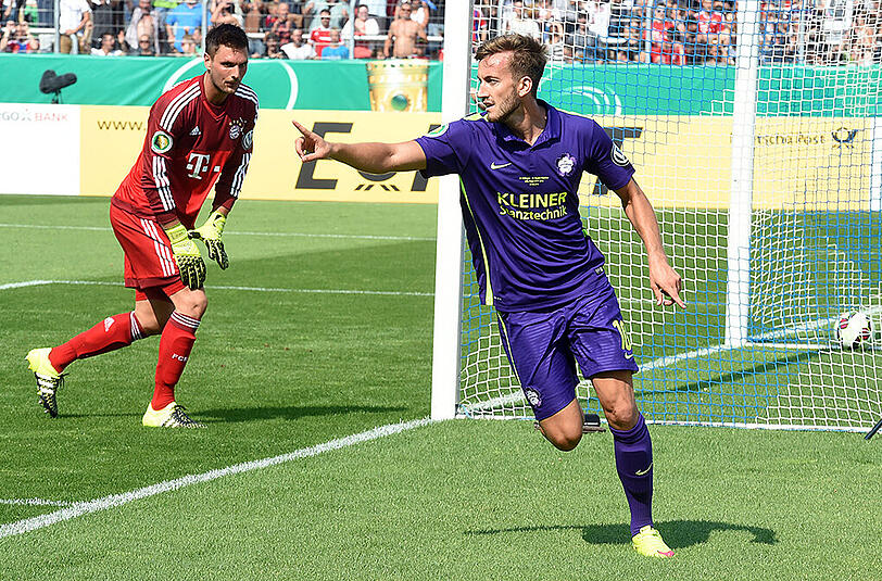 Der Nöttinger Niklas Hecht-Zirpel (rechts) jubelt über seinen Treffer zum 1:1 gegen Bayern-Keeper Sven Ulreich.