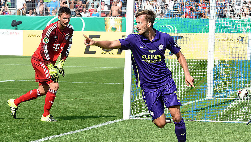 Der Nöttinger Niklas Hecht-Zirpel (rechts) jubelt über seinen Treffer zum 1:1 gegen Bayern-Keeper Sven Ulreich. Der Nöttinger Niklas Hecht-Zirpel (rechts) jubelt über seinen Treffer zum 1:1 gegen Bayern-Keeper Sven Ulreich.