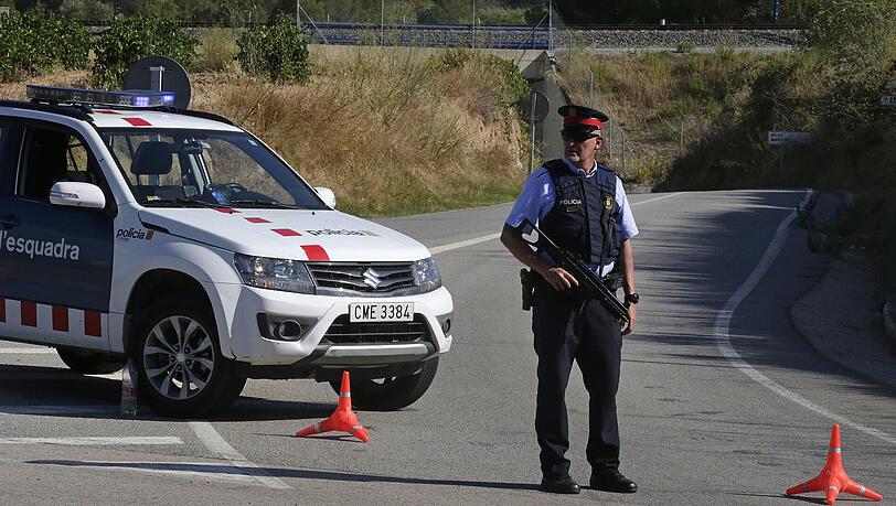 Ein Polizist unweit der Stelle, an der Younes Abouyaaquoub erschossen wurde.