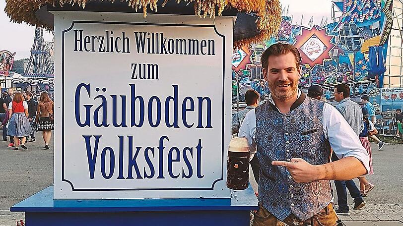 Kabarettist Thomas Mayer auf dem Straubinger Gäubodenfest mit Goaß-Maß: Heuer sucht er erstmals die passende Königin.