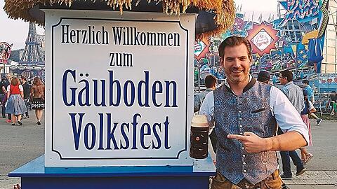Kabarettist Thomas Mayer auf dem Straubinger Gäubodenfest mit Goaß-Maß: Heuer sucht er erstmals die passende Königin.