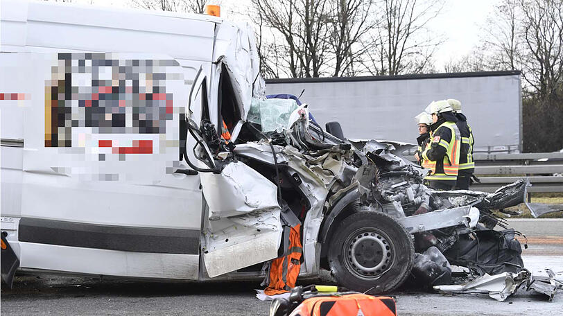 Der Fahrer des Kleintransporters starb bei dem Unfall. Die Bilder vom Unfallort auf der A99.