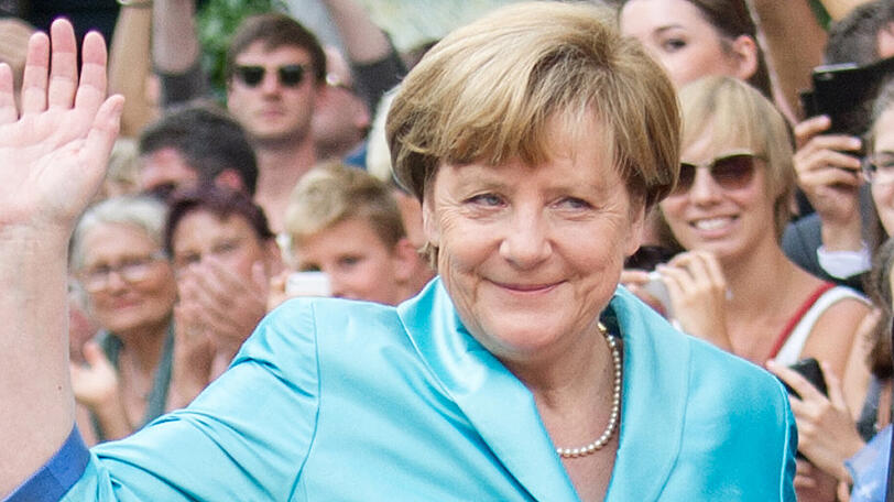 Im Sommer 2015 suchen Hunderttausende Menschen Zuflucht in Deutschland. Sie kommen vor allem aus Kriegsgebieten wie Syrien. Merkel entscheidet, die Menschen ins Land zu lassen und sagt "Wir schaffen das!". Der Satz prägt daraufhin jahrelang die Diskussion um ihre Flüchtlingspolitik.