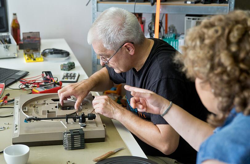 In einem Repair Café kümmern sich Experten um Haushaltsgeräte.