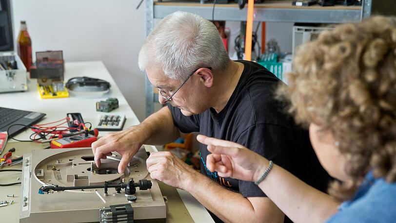 In einem Repair Café kümmern sich Experten um Haushaltsgeräte. In einem Repair Café kümmern sich Experten um Haushaltsgeräte.