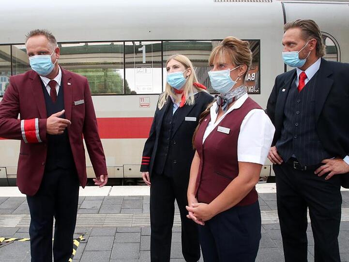 Die Gewerkschaft Deutscher Lokführer verlangt mehr Kompetenzen für die Zugbegleiter, damit die Maskenpflicht in Zügen besser durchgesetzt werden kann.