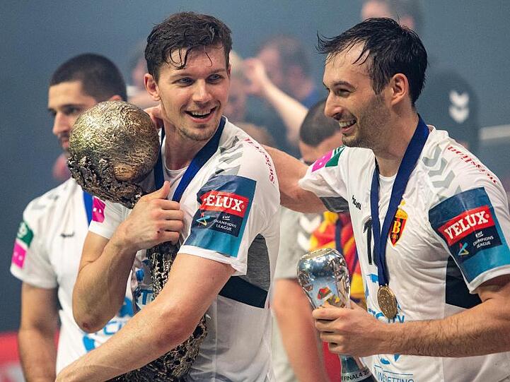 Christian Dissinger (l) will den Pokal nicht mehr aus der Hand geben.