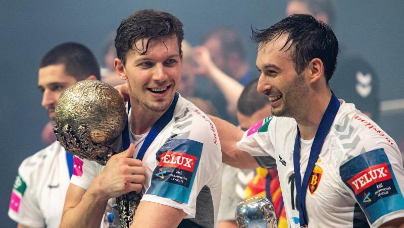 Christian Dissinger (l) will den Pokal nicht mehr aus der Hand geben. Christian Dissinger (l) will den Pokal nicht mehr aus der Hand geben.