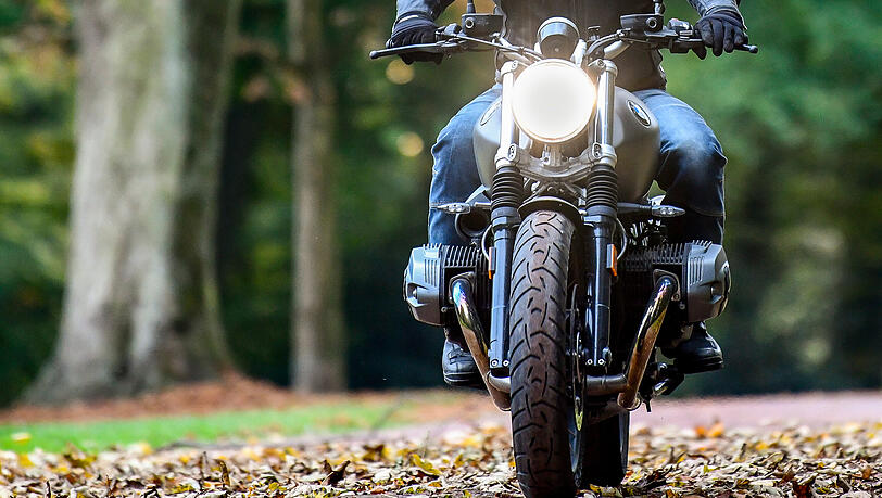 In München hat ein Motorradfahrer unter Drogeneinfluss eine 80-jährige Frau angefahren und dabei schwer verletzt. (Symbolbild)