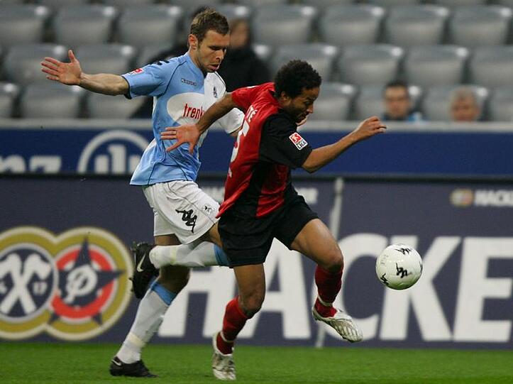 Thorandt (l) vom TSV 1860 München kämpft gegen Diakite vom SV Wehen Wiesbaden um den Ball.