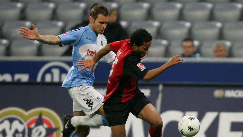 Thorandt (l) vom TSV 1860 München kämpft gegen Diakite vom SV Wehen Wiesbaden um den Ball. Thorandt (l) vom TSV 1860 München kämpft gegen Diakite vom SV Wehen Wiesbaden um den Ball.