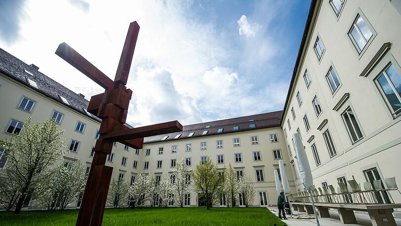 Ein Mitarbeiter wählte wegen einer stinkenden Flüssigkeit am Eingang des Ordinariat den Notruf. (Symbolbild) Ein Mitarbeiter wählte wegen einer stinkenden Flüssigkeit am Eingang des Ordinariat den Notruf. (Symbolbild)