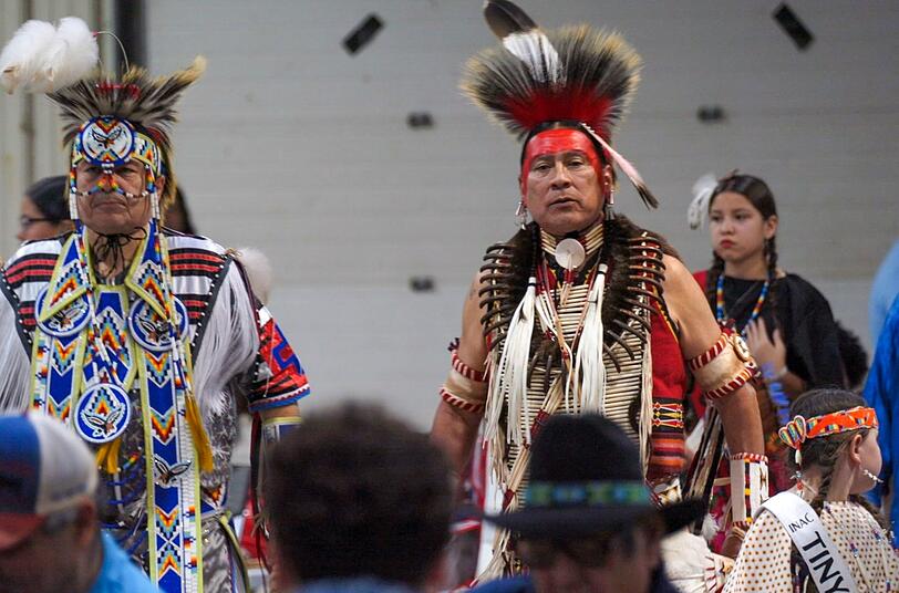 Es ist auch ihre Straße: Comanchen bei einem indigenen Fest: Mehr als die Hälfte der Strecke der Route 66 berührt Siedlungen von Native Americans oder führt durch sie hindurch. Es ist auch ihre Straße: Comanchen bei einem indigenen Fest: Mehr als die Hälfte der Strecke der Route 66 berührt Siedlungen von Native Americans oder führt durch sie hindurch.