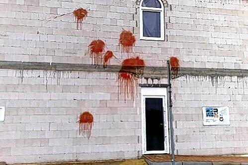 Tierblut an der Hauswand: Auf die Moschee in Elsenfeld im Landkreis Miltenberg ist in der Nacht zum Samstag ein makabrer Angriff verübt worden.