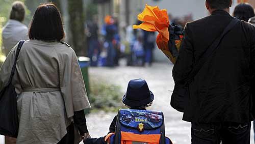 Der erste Schultag: Kinder, welche dem Unterricht unentschuldigt fernbleiben, müssen damit rechnen, von der Polizei ins Klassenzimmer begleitet zu werden.