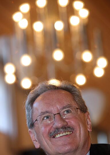 Am 5. August erklärt Münchens OB Christian Ude, er könne sich vorstellen, bayerischer Ministerpräsident zu werden. Im Oktober wird er in München schließlich zum Spitzenkandidaten ernannt.