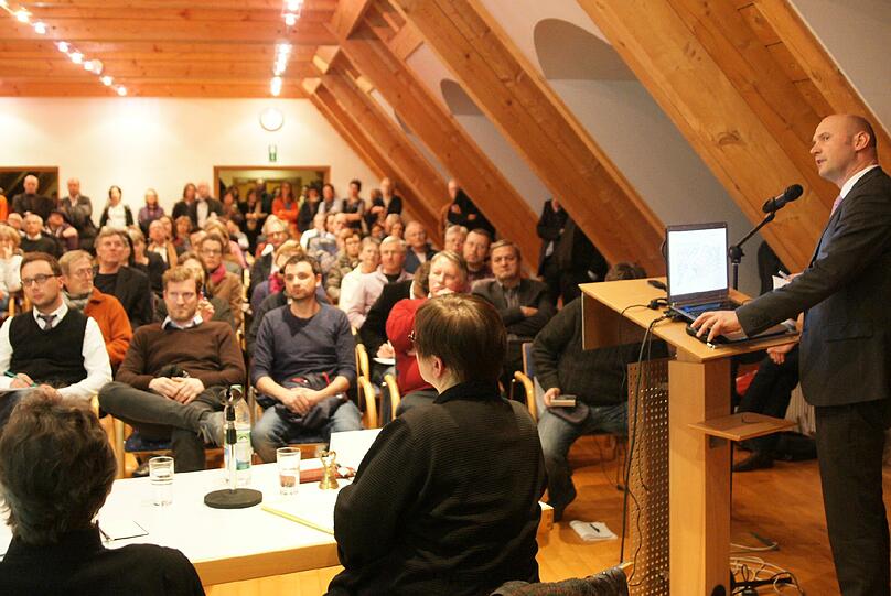 Hausbau-Chef Jürgen Büllesbach (rechts) erklärt den Bürgern der Au, was auf dem Paulaner-Gelände geplant ist.