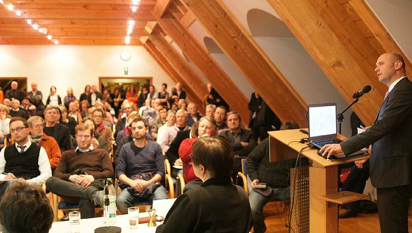 Hausbau-Chef Jürgen Büllesbach (rechts) erklärt den Bürgern der Au, was auf dem Paulaner-Gelände geplant ist. Hausbau-Chef Jürgen Büllesbach (rechts) erklärt den Bürgern der Au, was auf dem Paulaner-Gelände geplant ist.