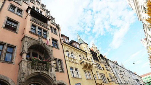 Modernes Leben und alte Bauten, die sich sehen lassen können: Es ist dieser Mix, der die Maxvorstadt für viele Menschen attraktiv macht. Einige Fassaden in der Richard-Wagner-Straße. Modernes Leben und alte Bauten, die sich sehen lassen können: Es ist dieser Mix, der die Maxvorstadt für viele Menschen attraktiv macht. Einige Fassaden in der Richard-Wagner-Straße.
