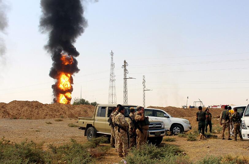 Einene brennende Raffinerie bei Kirkuk im Nordirak. Der IS soll bis zu 3000 Iraker gefangen genommen haben. Foto: dpa/Archiv