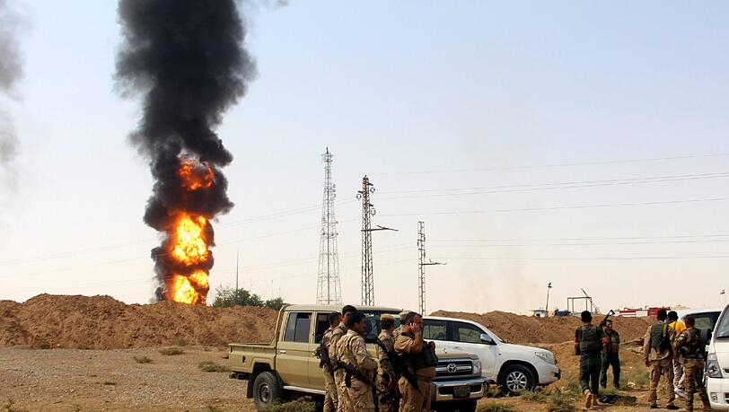 Einene brennende Raffinerie bei Kirkuk im Nordirak. Der IS soll bis zu 3000 Iraker gefangen genommen haben. Foto: dpa/Archiv Einene brennende Raffinerie bei Kirkuk im Nordirak. Der IS soll bis zu 3000 Iraker gefangen genommen haben. Foto: dpa/Archiv