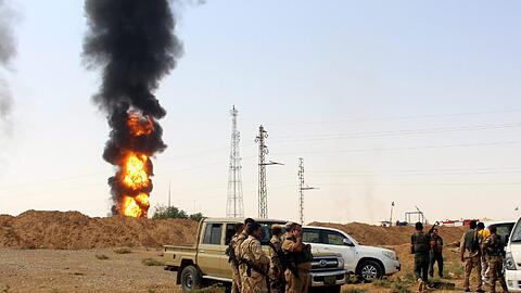 Einene brennende Raffinerie bei Kirkuk im Nordirak. Der IS soll bis zu 3000 Iraker gefangen genommen haben. Foto: dpa/Archiv