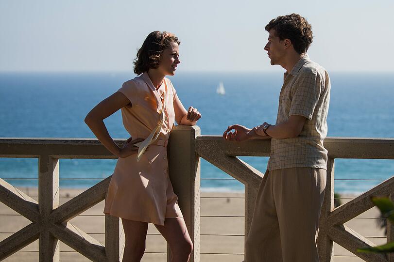 Altmeister Woody Allen schwelgt mal wieder in Nostalgie: &bdquo;Café Society&ldquo; ist weise, charmant und wunderbar klassisch