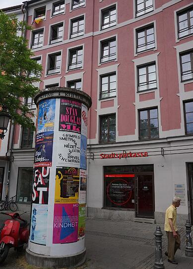 ... die Säule hier, an der Kulturwerbung klebt. Aber sowohl die beauftragte Firma hat da ein Wörtchen mitzurenden...