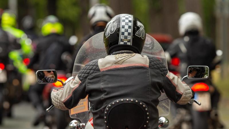 Ein Motorradfahrer nimmt an einer Demo teil. Foto: Daniel Schäfer/dpa-Zentralbild/dpa/Archiv/Symbolbild Ein Motorradfahrer nimmt an einer Demo teil. Foto: Daniel Schäfer/dpa-Zentralbild/dpa/Archiv/Symbolbild