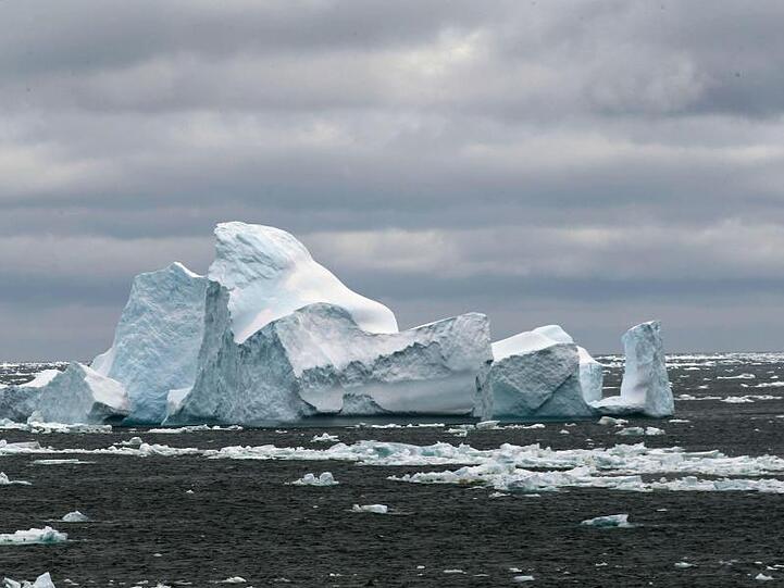 Ein Eisberg, der vom Forschungsschiff "Xue Long" aus fotografiert wurde, im Südpolarmeer.