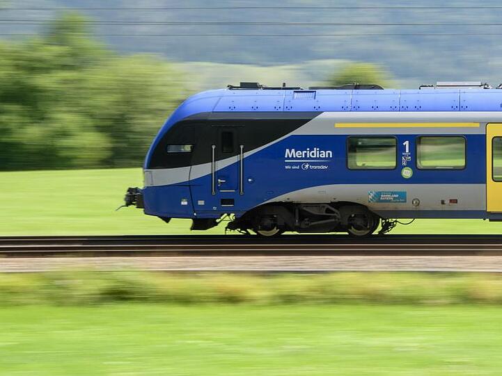 Der Meridian, ein Zugangebot der zu Transdev gehörigen Bayerischen Oberlandbahn (BOB), fährt durch das Inntal. Foto: Matthias Balk/Archiv