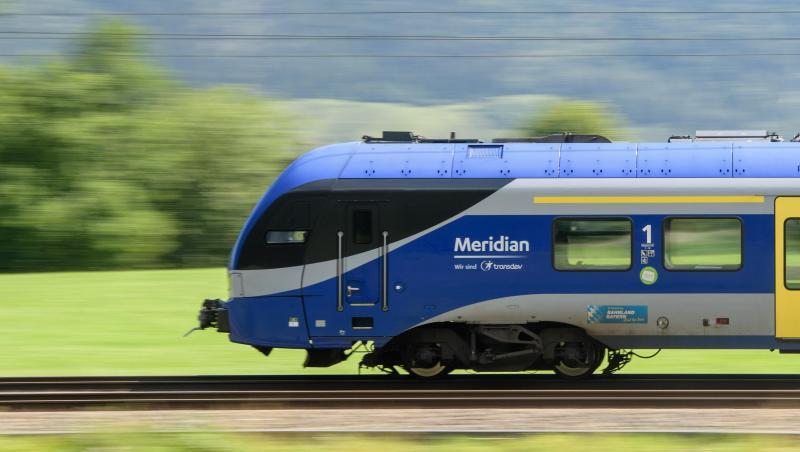 Der Meridian, ein Zugangebot der zu Transdev gehörigen Bayerischen Oberlandbahn (BOB), fährt durch das Inntal. Foto: Matthias Balk/Archiv Der Meridian, ein Zugangebot der zu Transdev gehörigen Bayerischen Oberlandbahn (BOB), fährt durch das Inntal. Foto: Matthias Balk/Archiv